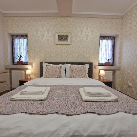 Laroka House Arty And Cosy Studio Universitate Center Bukares Bagian luar foto