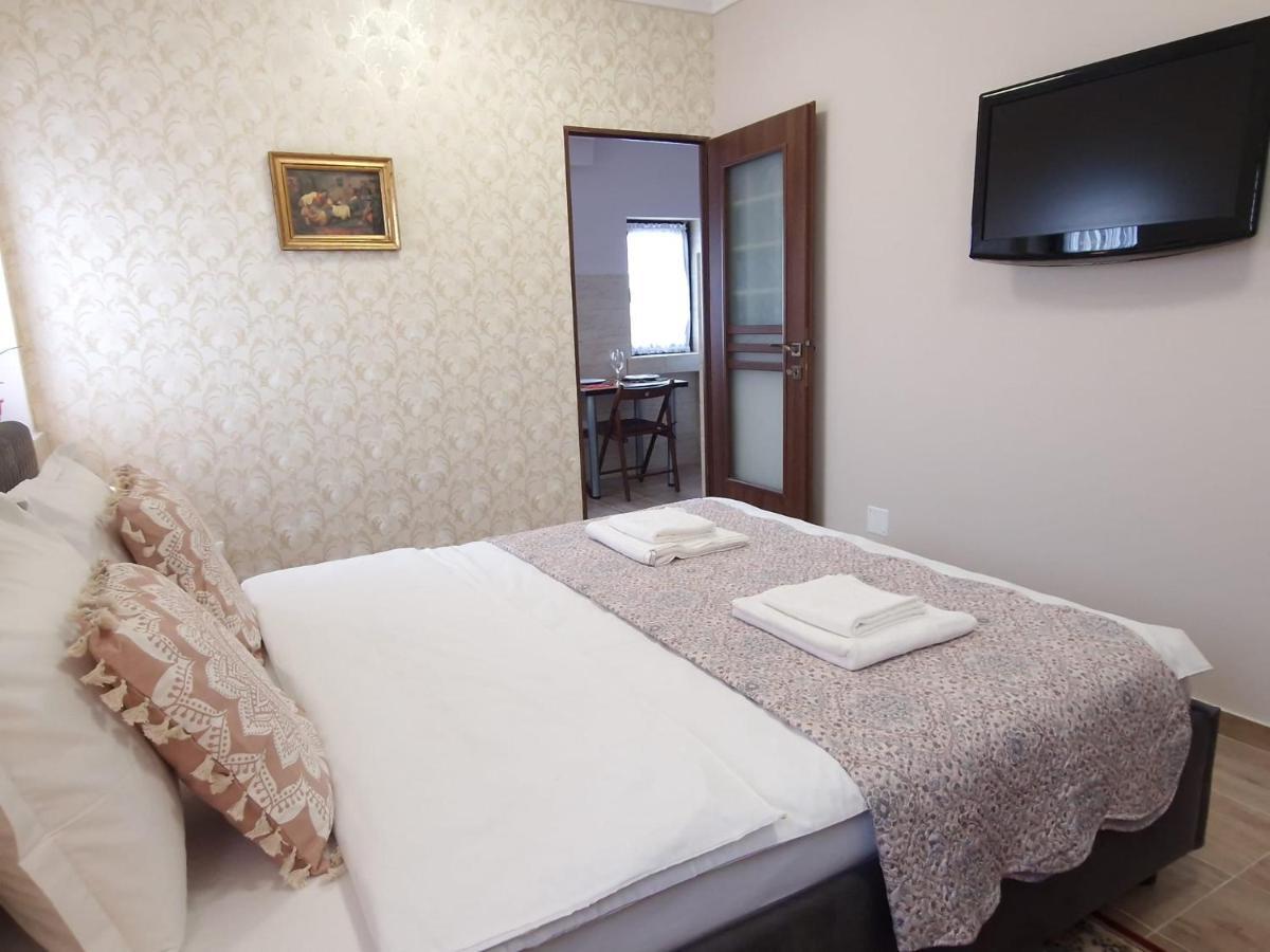 Laroka House Arty And Cosy Studio Universitate Center Bukares Bagian luar foto
