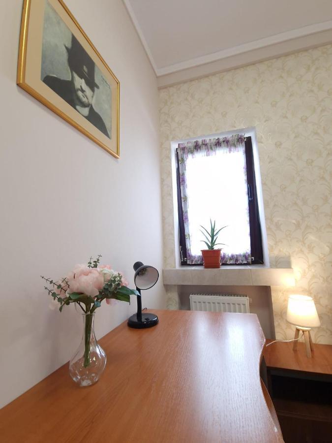 Laroka House Arty And Cosy Studio Universitate Center Bukares Bagian luar foto