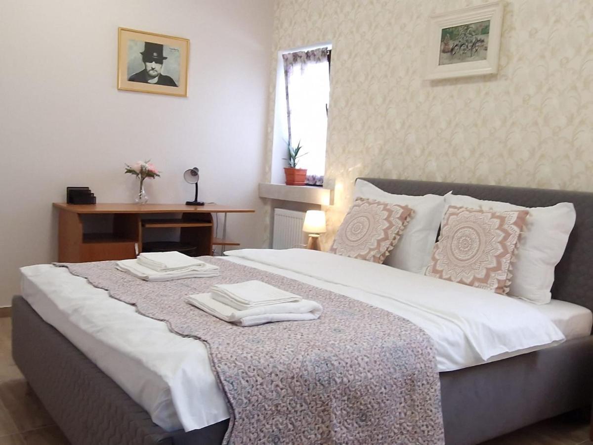 Laroka House Arty And Cosy Studio Universitate Center Bukares Bagian luar foto